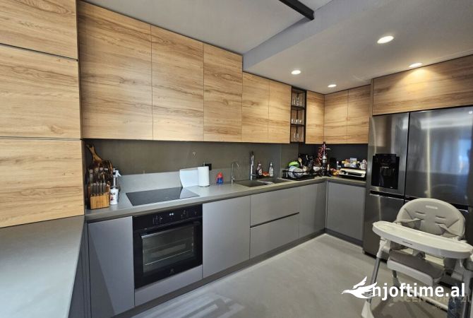 Shtepi ne shitje Vila Luksoze ne Tirane, 3+1, Mobilimi E mobiluar, Pagesa 550,000  Euro.