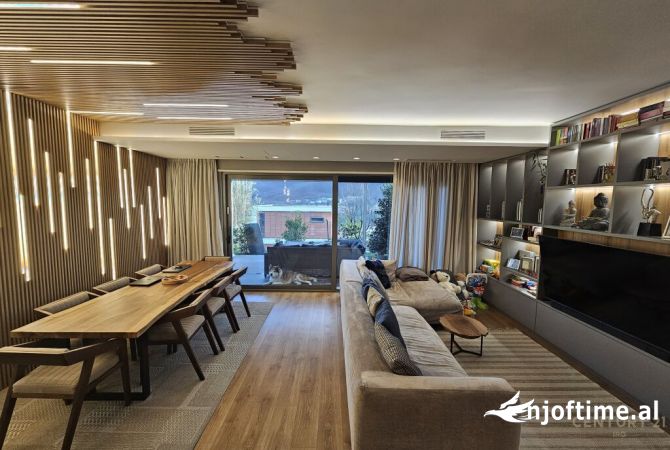 Shtepi ne shitje Vila Luksoze ne Tirane, 3+1, Mobilimi E mobiluar, Pagesa 550,000  Euro.