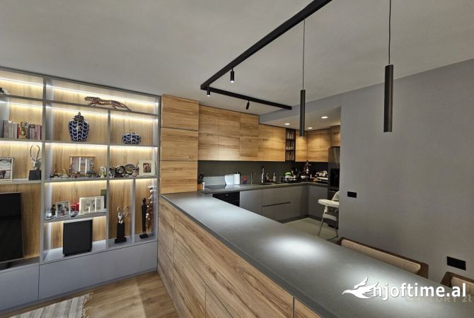 Shtepi ne shitje Vila Luksoze ne Tirane, 3+1, Mobilimi E mobiluar, Pagesa 550,000  Euro.