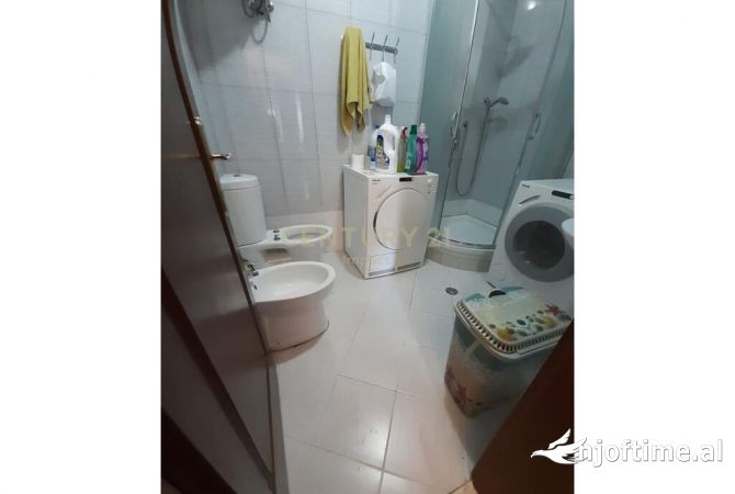 Shtepi ne shitje Apartament ne Tirane, 2+1, Mobilimi E mobiluar, Pagesa 124,000  Euro.