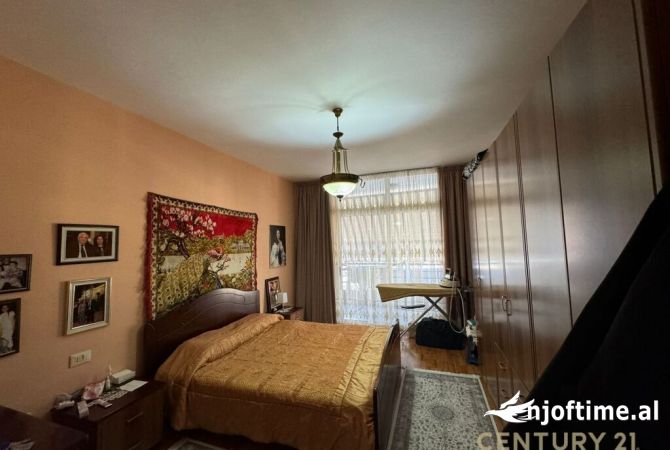 Shtepi ne shitje Apartament ne Tirane, 2+1, Mobilimi E mobiluar, Pagesa 250,000  Euro.