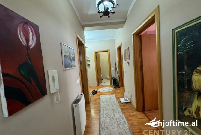 Shtepi ne shitje Apartament ne Tirane, 2+1, Mobilimi E mobiluar, Pagesa 250,000  Euro.