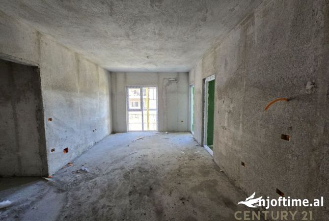 Shtepi ne shitje Apartament ne Tirane, 2+1, Mobilimi Bosh, pa mobiluar, Pagesa 124,000  Euro.