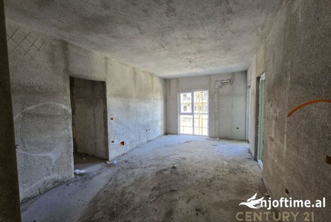 Shtepi ne shitje Apartament ne Tirane, 2+1, Mobilimi Bosh, pa mobiluar, Pagesa 124,000  Euro.