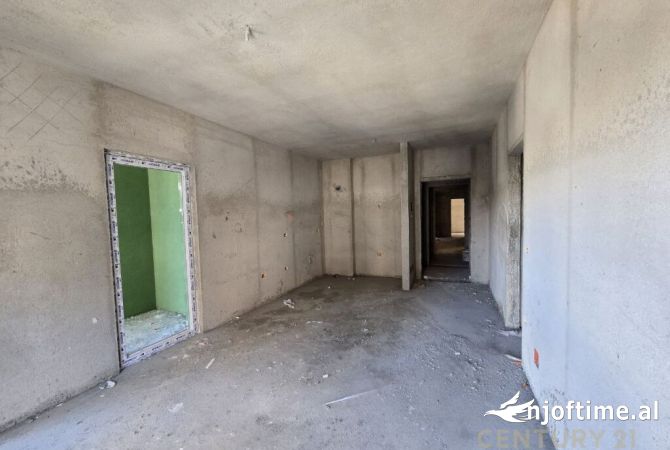 Shtepi ne shitje Apartament ne Tirane, 2+1, Mobilimi Bosh, pa mobiluar, Pagesa 124,000  Euro.