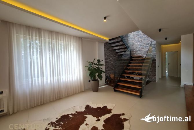 Shtepi me qera Vila Luksoze ne Tirane, 3+1, Mobilimi E mobiluar, Pagesa 4,500  Euro.