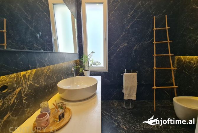 Shtepi me qera Vila Luksoze ne Tirane, 3+1, Mobilimi E mobiluar, Pagesa 4,500  Euro.