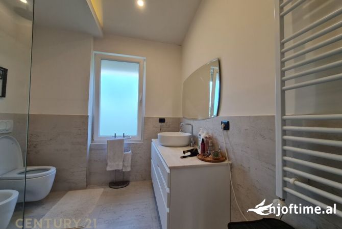 Shtepi me qera Vila Luksoze ne Tirane, 3+1, Mobilimi E mobiluar, Pagesa 4,500  Euro.