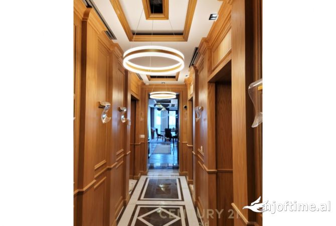 Shtepi ne shitje Penthose(kati i fundit panoramik) ne Tirane, 6+1, Mobilimi E mobiluar, Pagesa 1,600,000  Euro.