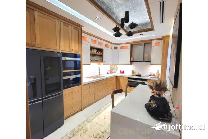 Shtepi ne shitje Penthose(kati i fundit panoramik) ne Tirane, 6+1, Mobilimi E mobiluar, Pagesa 1,600,000  Euro.