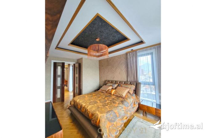 Shtepi ne shitje Penthose(kati i fundit panoramik) ne Tirane, 6+1, Mobilimi E mobiluar, Pagesa 1,600,000  Euro.