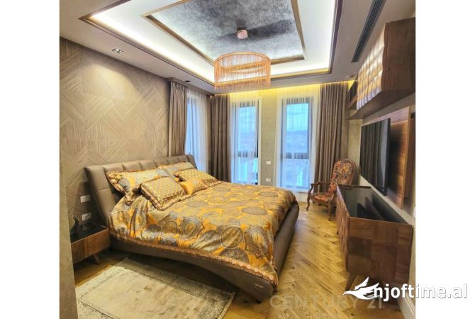 Shtepi ne shitje Penthose(kati i fundit panoramik) ne Tirane, 6+1, Mobilimi E mobiluar, Pagesa 1,600,000  Euro.