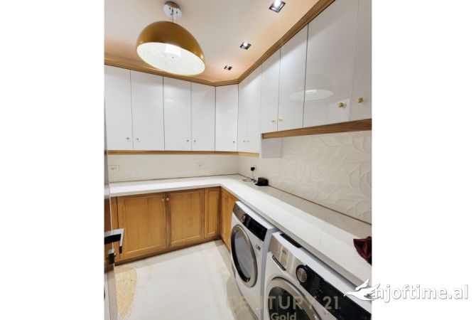 Shtepi ne shitje Penthose(kati i fundit panoramik) ne Tirane, 6+1, Mobilimi E mobiluar, Pagesa 1,600,000  Euro.