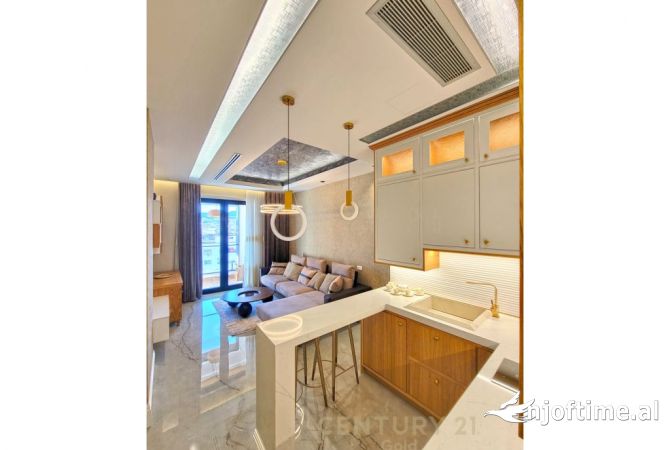 Shtepi ne shitje Penthose(kati i fundit panoramik) ne Tirane, 6+1, Mobilimi E mobiluar, Pagesa 1,600,000  Euro.