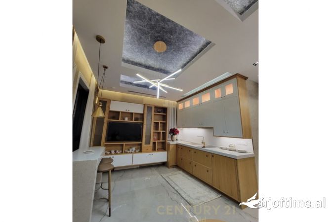 Shtepi ne shitje Penthose(kati i fundit panoramik) ne Tirane, 6+1, Mobilimi E mobiluar, Pagesa 1,600,000  Euro.