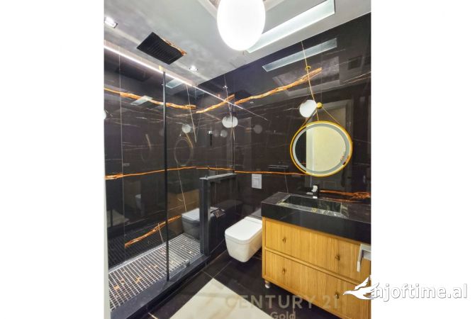 Shtepi ne shitje Penthose(kati i fundit panoramik) ne Tirane, 6+1, Mobilimi E mobiluar, Pagesa 1,600,000  Euro.