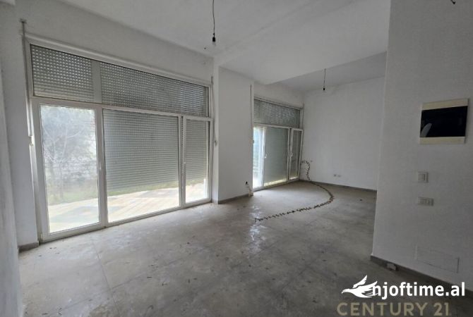 Shtepi ne shitje Vila Luksoze ne Tirane, 4+1, Mobilimi Bosh, pa mobiluar, Pagesa 580,000  Euro.