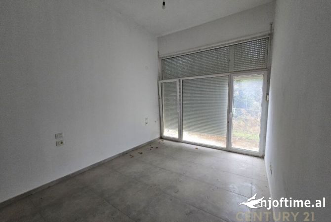 Shtepi ne shitje Vila Luksoze ne Tirane, 4+1, Mobilimi Bosh, pa mobiluar, Pagesa 580,000  Euro.