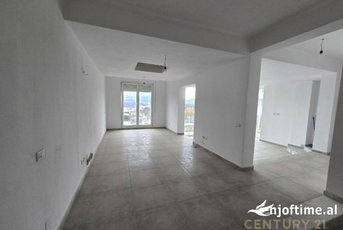 Shtepi ne shitje Vila Luksoze ne Tirane, 4+1, Mobilimi Bosh, pa mobiluar, Pagesa 580,000  Euro.