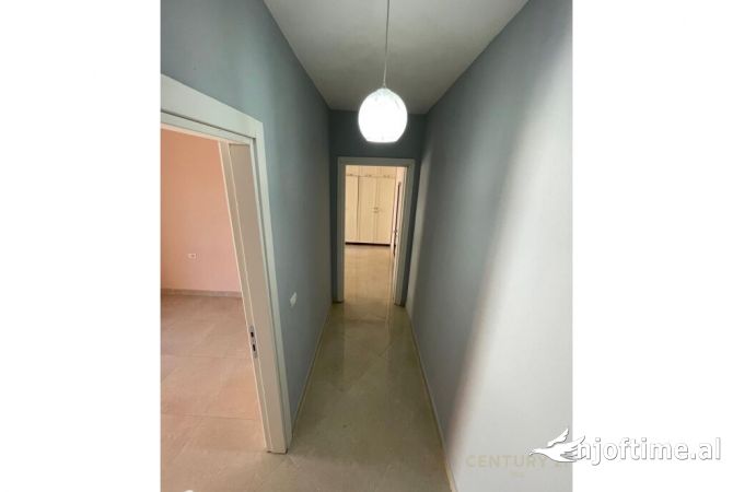 Shtepi ne shitje Apartament ne Tirane, 2+1, Mobilimi E mobiluar, Pagesa 193,000  Euro.