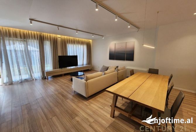 Shtepi ne shitje Vila Luksoze ne Tirane, 3+1, Mobilimi E mobiluar, Pagesa 650,000  Euro.