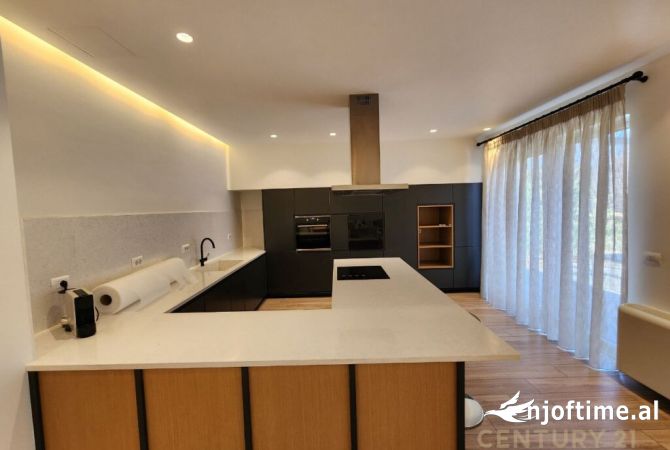 Shtepi ne shitje Vila Luksoze ne Tirane, 3+1, Mobilimi E mobiluar, Pagesa 650,000  Euro.