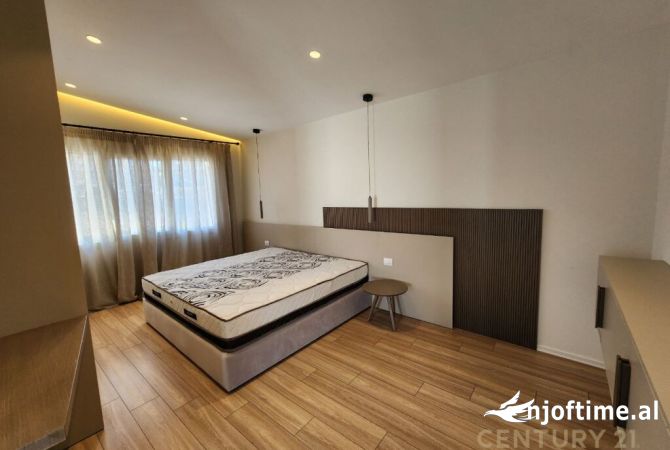 Shtepi ne shitje Vila Luksoze ne Tirane, 3+1, Mobilimi E mobiluar, Pagesa 650,000  Euro.