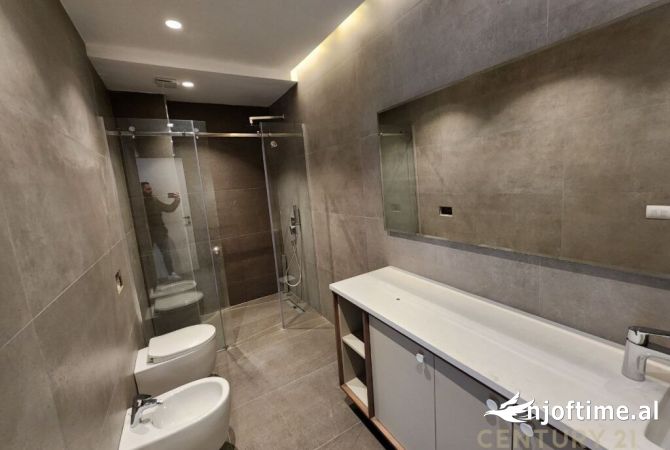 Shtepi ne shitje Vila Luksoze ne Tirane, 3+1, Mobilimi E mobiluar, Pagesa 650,000  Euro.