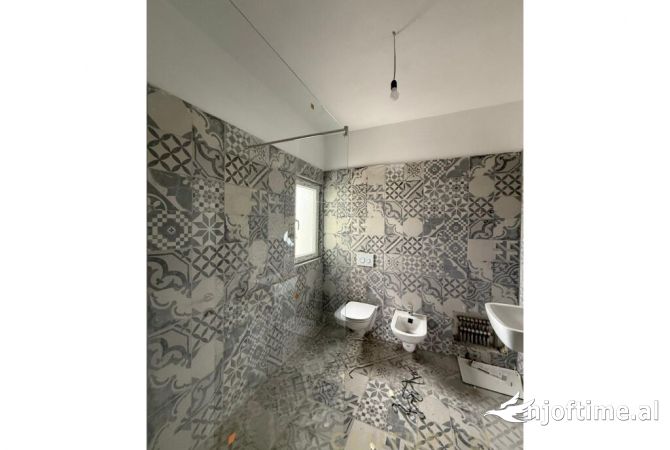 Shtepi ne shitje Apartament ne Tirane, 2+1, Mobilimi E mobiluar, Pagesa 174,200  Euro.