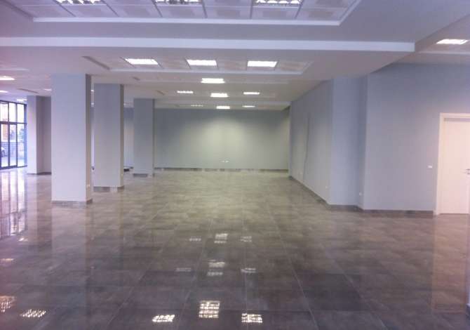 AMBIENT KOMERCIAL PER QIRA TE SELVIA!