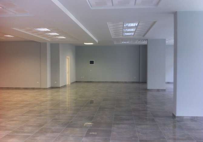 AMBIENT KOMERCIAL PER QIRA TE SELVIA!