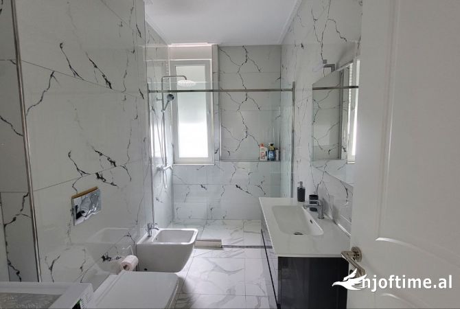 Shtepi me qera Apartament ne Tirane, 2+1, Mobilimi E mobiluar, Pagesa 900  Euro.