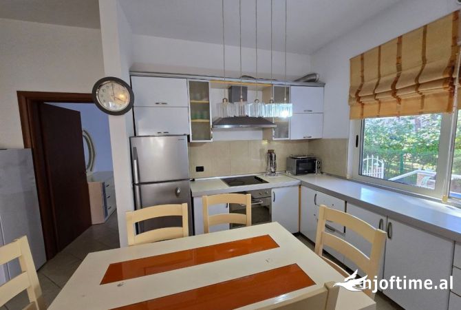 Shtepi ne shitje Apartament ne Durres, 2+1, Mobilimi E mobiluar, Pagesa 280,000  Euro.