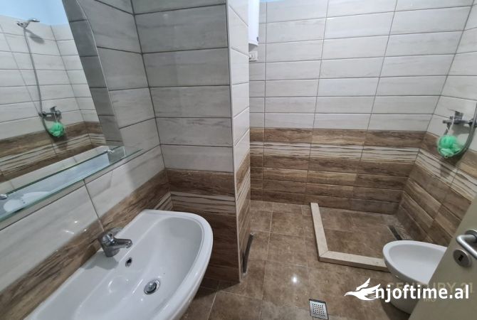 Shtepi ne shitje Apartament ne Tirane, 1+1, Mobilimi Bosh, pa mobiluar, Pagesa 160,000  Euro.