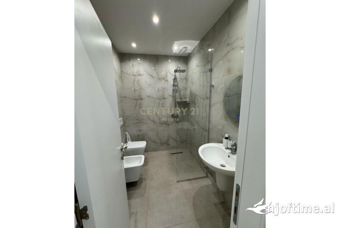 Shtepi ne shitje Apartament ne Tirane, 2+1, Mobilimi E mobiluar, Pagesa 240,000  Euro.