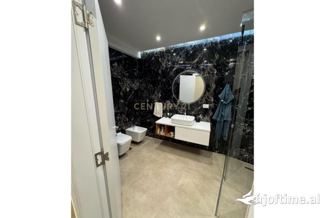 Shtepi ne shitje Apartament ne Tirane, 2+1, Mobilimi E mobiluar, Pagesa 240,000  Euro.