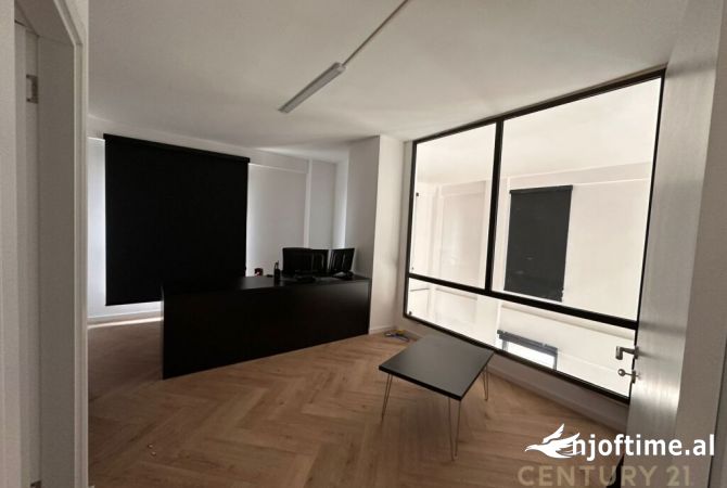 Shtepi me qera Apartament ne Tirane, 4+1, Mobilimi Bosh, pa mobiluar, Pagesa 3,000  Euro.