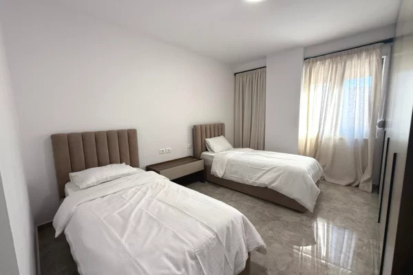 Shtepi me qera Apartament ne Tirane, 2+1, Mobilimi E mobiluar, Pagesa 900  Euro.