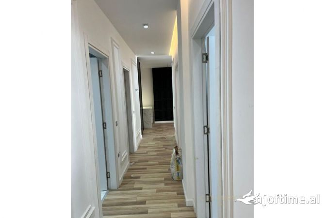 Shtepi ne shitje Apartament ne Tirane, 2+1, Mobilimi E mobiluar, Pagesa 220,000  Euro.