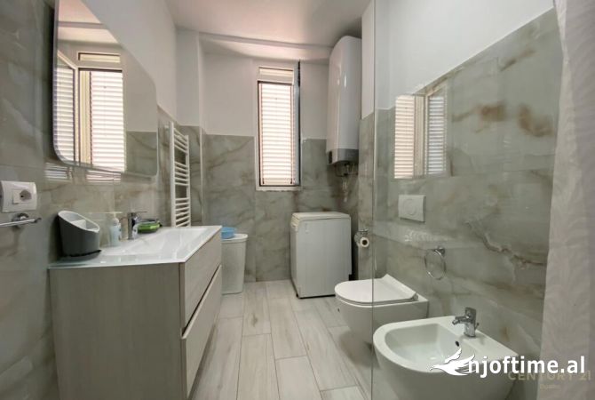 Shtepi me qera Apartament ne Tirane, 2+1, Mobilimi E mobiluar, Pagesa 900  Euro.