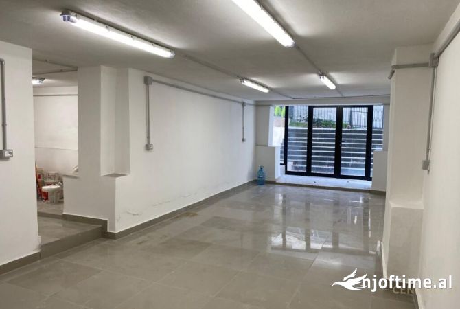 ME QIRA NJESI KOMERCIALE PRANE BULEVARDIT ZOGU I PARE