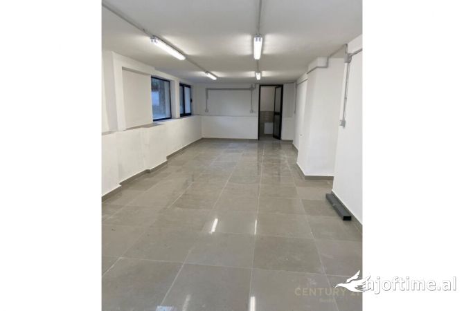 ME QIRA NJESI KOMERCIALE PRANE BULEVARDIT ZOGU I PARE