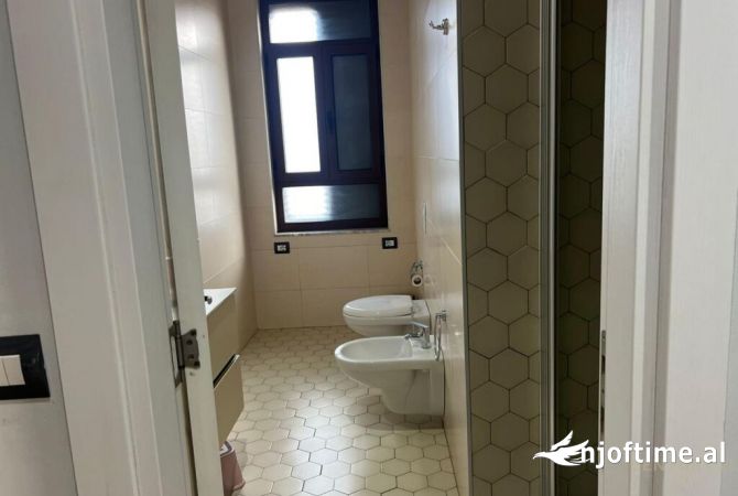 Shtepi me qera Apartament ne Tirane, 2+1, Mobilimi E mobiluar, Pagesa 900  Euro.