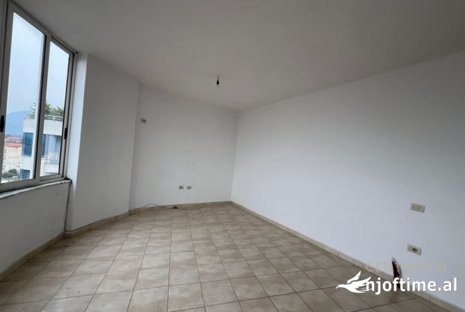 Shtepi ne shitje Apartament ne Tirane, 1+1, Mobilimi Bosh, pa mobiluar, Pagesa 85,000  Euro.