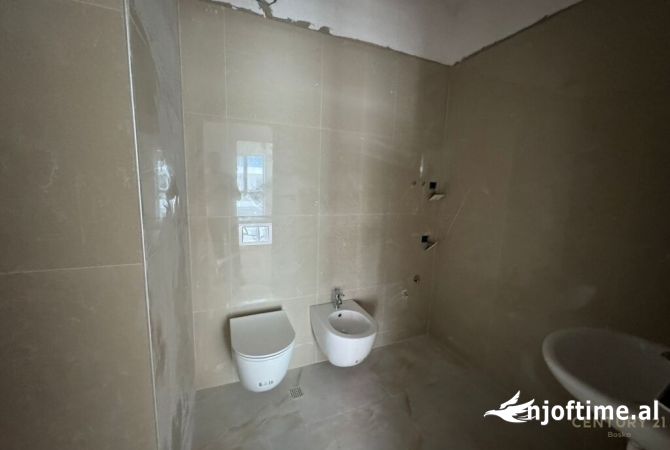 Shtepi ne shitje Apartament ne Tirane, 3+1, Mobilimi Bosh, pa mobiluar, Pagesa 114,000  Euro.
