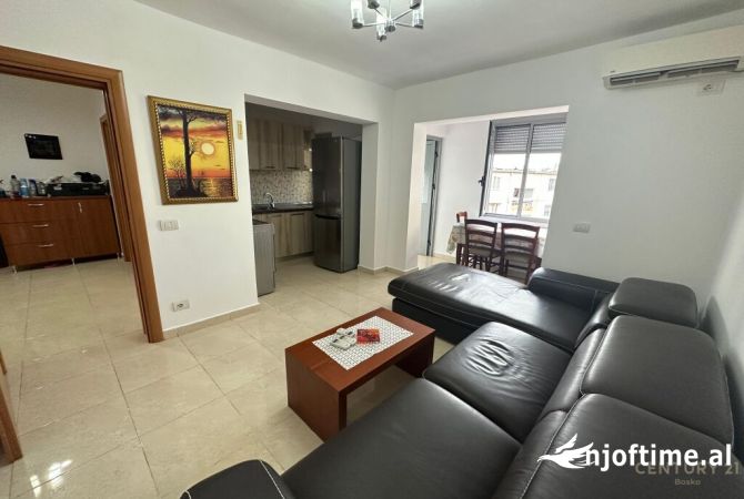 Shtepi ne shitje Apartament ne Tirane, 2+1, Mobilimi Pjeserisht e mobiluar, Pagesa 103,000  Euro.