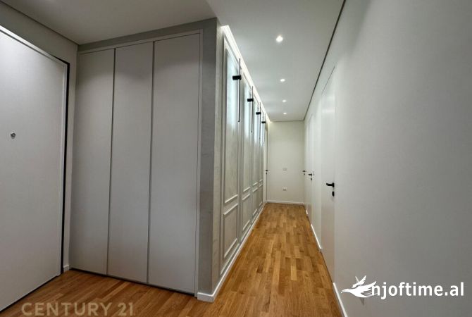 Shtepi me qera Apartament ne Tirane, 3+1, Mobilimi E mobiluar, Pagesa 2,300  Euro.