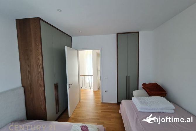 Shtepi me qera Vila Luksoze ne Tirane, 3+1, Mobilimi E mobiluar, Pagesa 4,000  Euro.