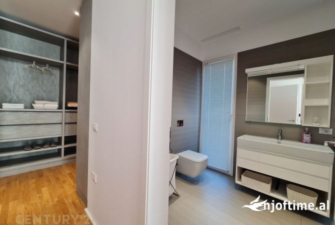 Shtepi me qera Vila Luksoze ne Tirane, 3+1, Mobilimi E mobiluar, Pagesa 4,000  Euro.