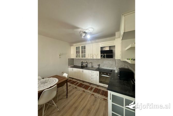 Shtepi me qera 2+1 ne Tirane - 800 Euro